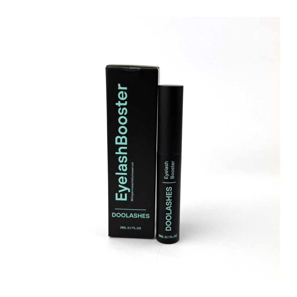 EyelashBooster Wimpernserum von DOOLASHES, 3 ml, neben der Verpackung
