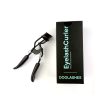 Schwarze Wimpernzange neben der EyelashCurler-Verpackung