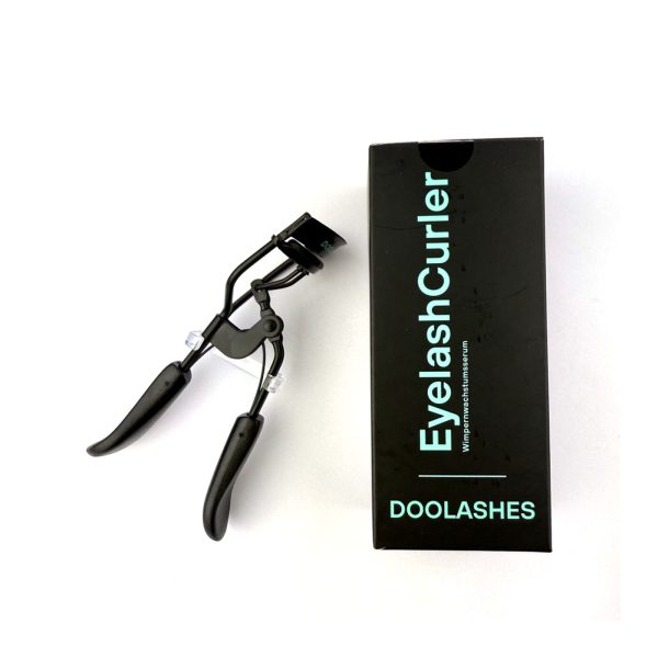 Schwarze Wimpernzange neben der EyelashCurler-Verpackung