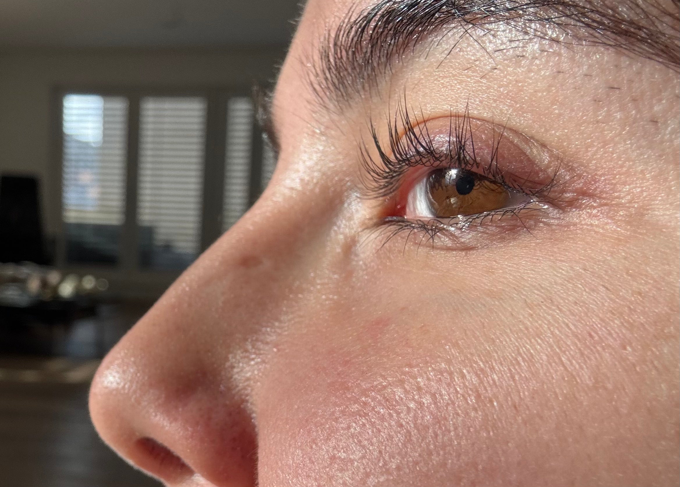 Nahaufnahme von Auge und Wimpern